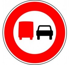 Panneau routier "Interdiction aux camions de plus de 3,5t de dépasser tous les véhicules" B3a