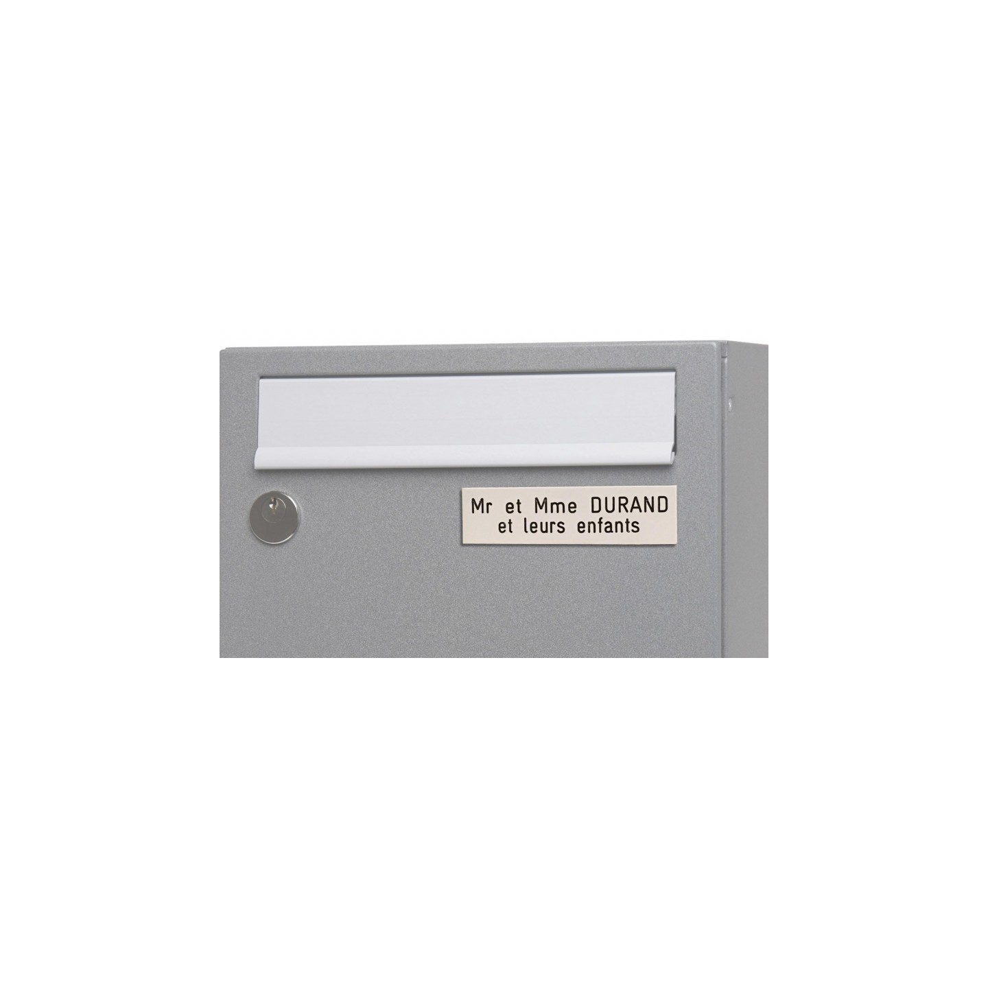 Plaque de boîte aux lettres, fond blanc, texte gravé noir