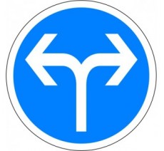 Panneau routier "Directions obligatoires à la prochaine intersection - A gauche ou à droite" B21d1