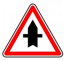 Panneau routier "Intersection à caractère prioritaire" AB2