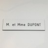Plaque de boîte aux lettres, fond blanc, texte gravé noir