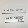 Plaque de boîte aux lettres, fond blanc, texte gravé noir