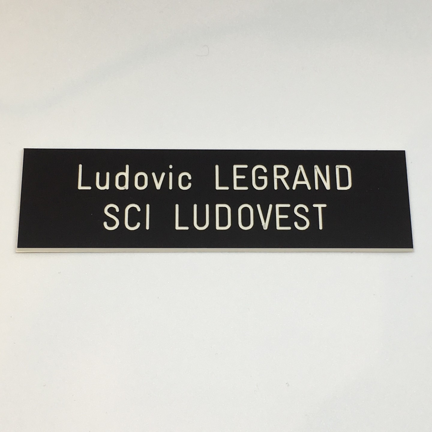 Plaque de boîte aux lettres, fond noir, texte gravé blanc