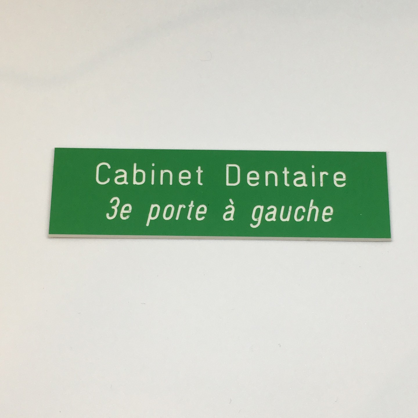 Plaque de boîte aux lettres, fond vert, texte gravé blanc