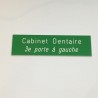 Plaque de boîte aux lettres, fond vert, texte gravé blanc