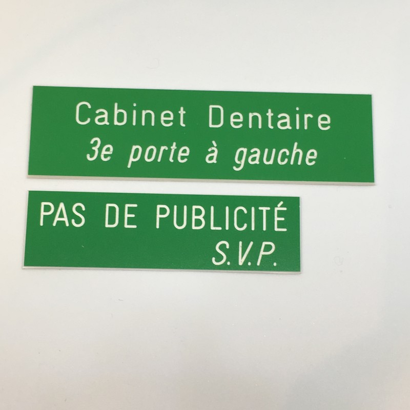 Plaque spéciale boîte aux lettres, fond vert, texte gravé blanc