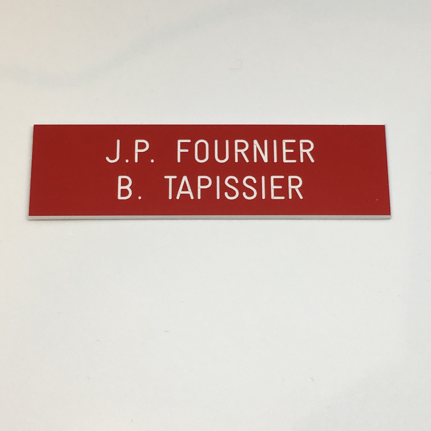 Plaque de boîte aux lettres, fond rouge, texte gravé blanc