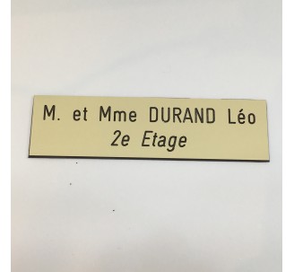 Plaque de boîte aux lettres, fond beige, texte gravé noir