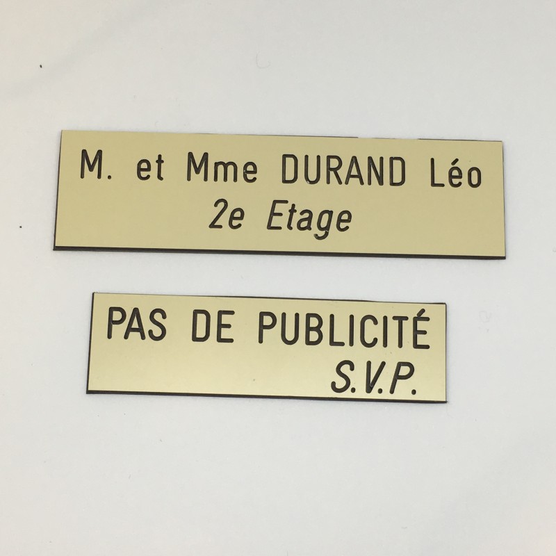 Plaque spéciale boîte aux lettres, fond blanc, texte gravé noir