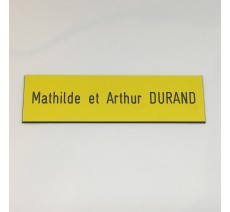 Plaque de boîte aux lettres, fond jaune, texte gravé noir