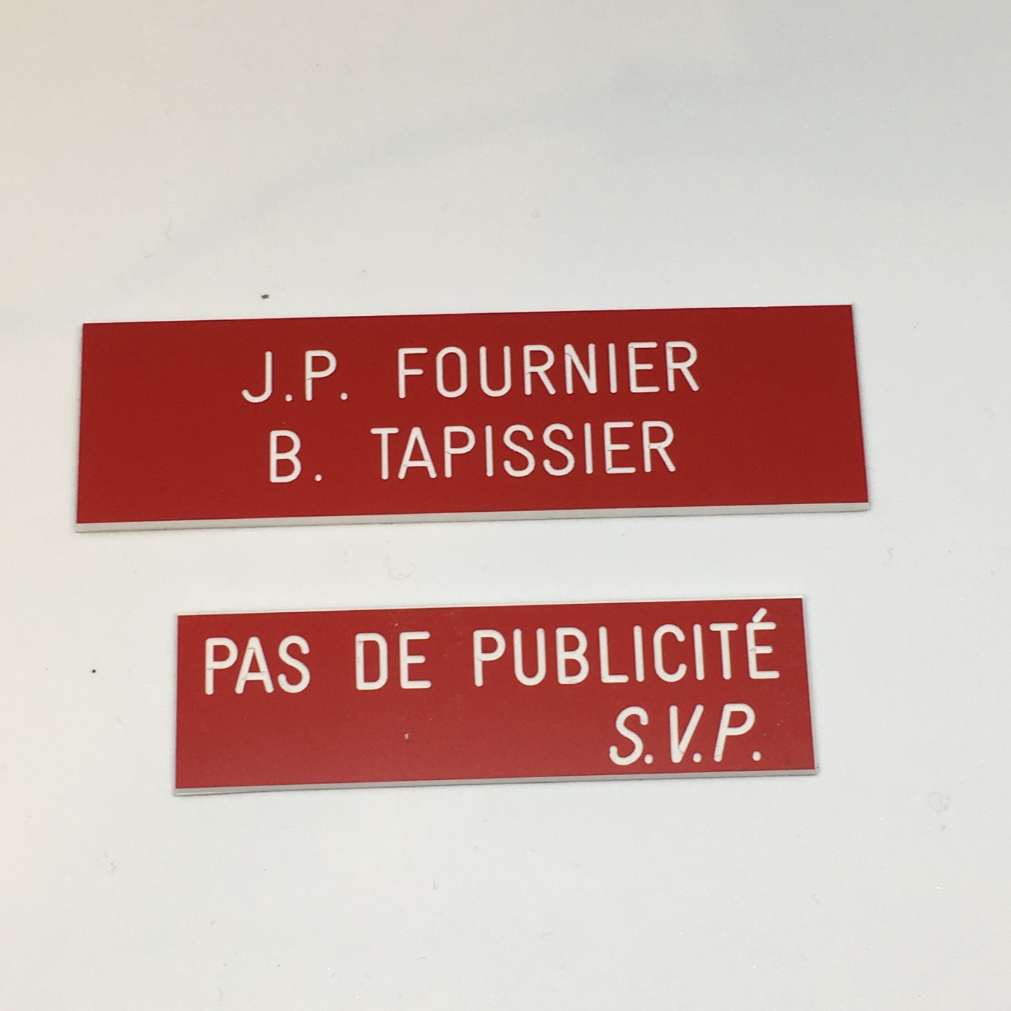 Plaque "PAS DE PUBLICITE - SVP" - Fond rouge, texte gravé blanc