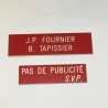 Plaque "PAS DE PUBLICITE - SVP" - Fond rouge, texte gravé blanc
