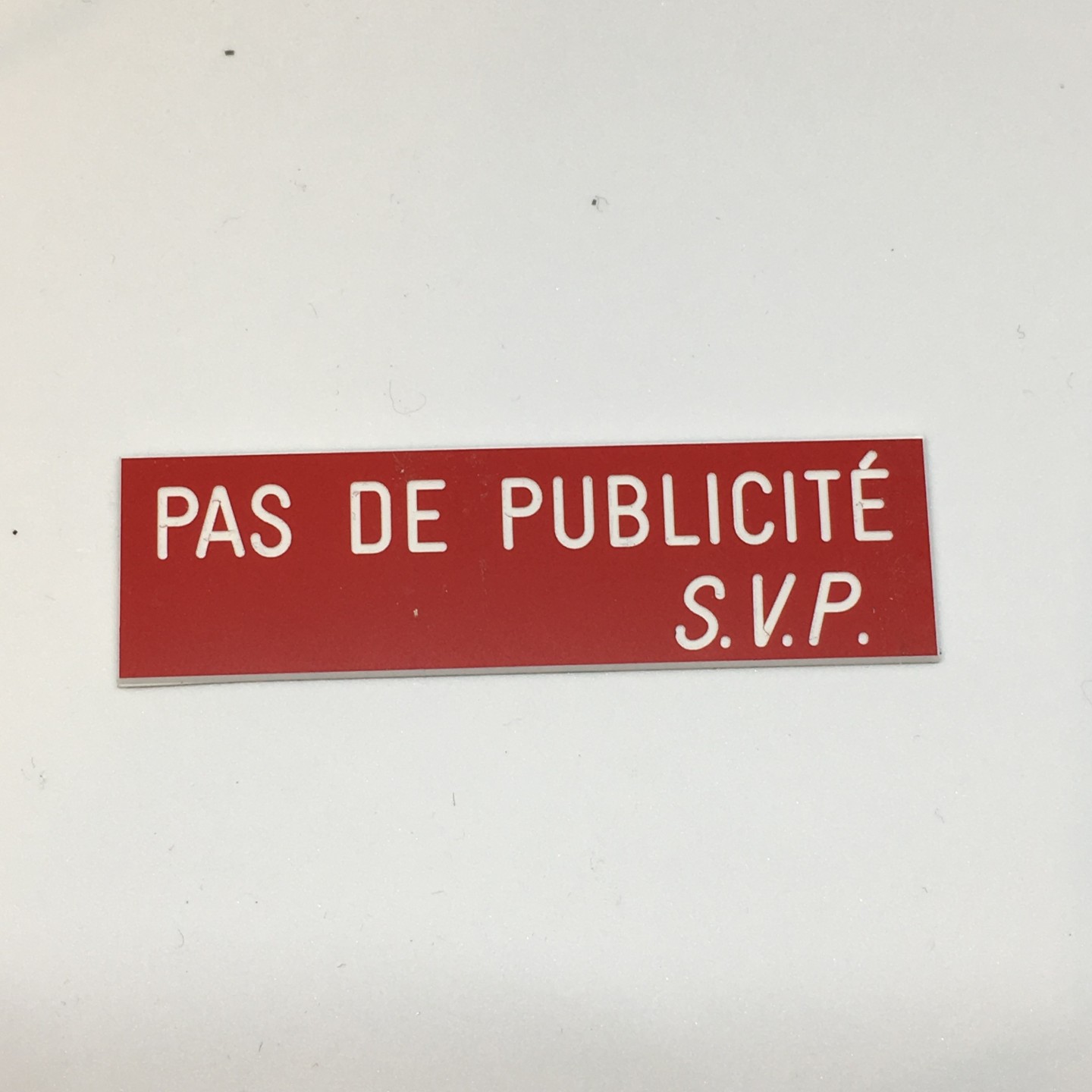 Plaque "PAS DE PUBLICITE - SVP" - Fond rouge, texte gravé blanc