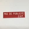 Plaque "PAS DE PUBLICITE - SVP" - Fond rouge, texte gravé blanc