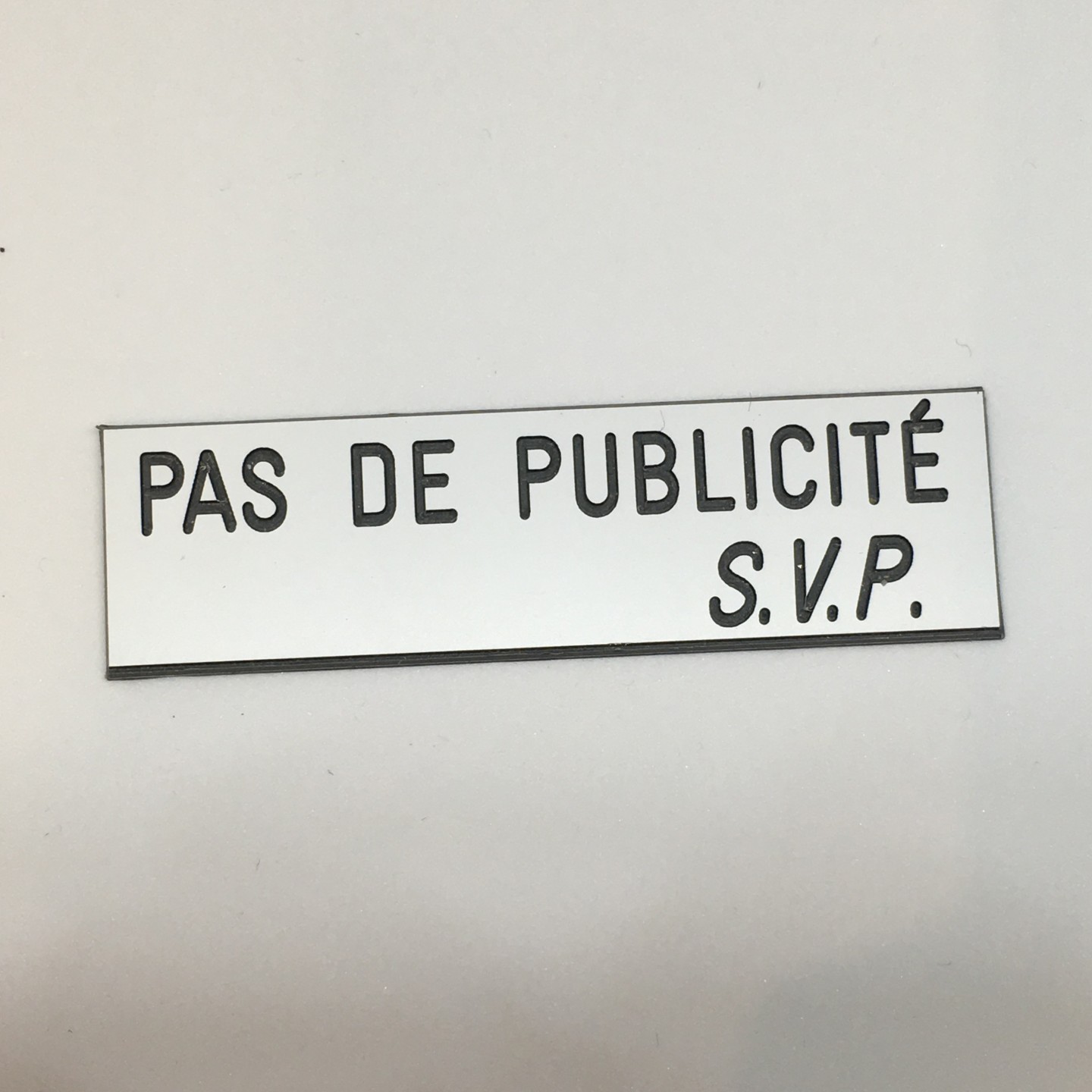 Plaque "PAS DE PUBLICITE - SVP" - Fond blanc, texte gravé noir