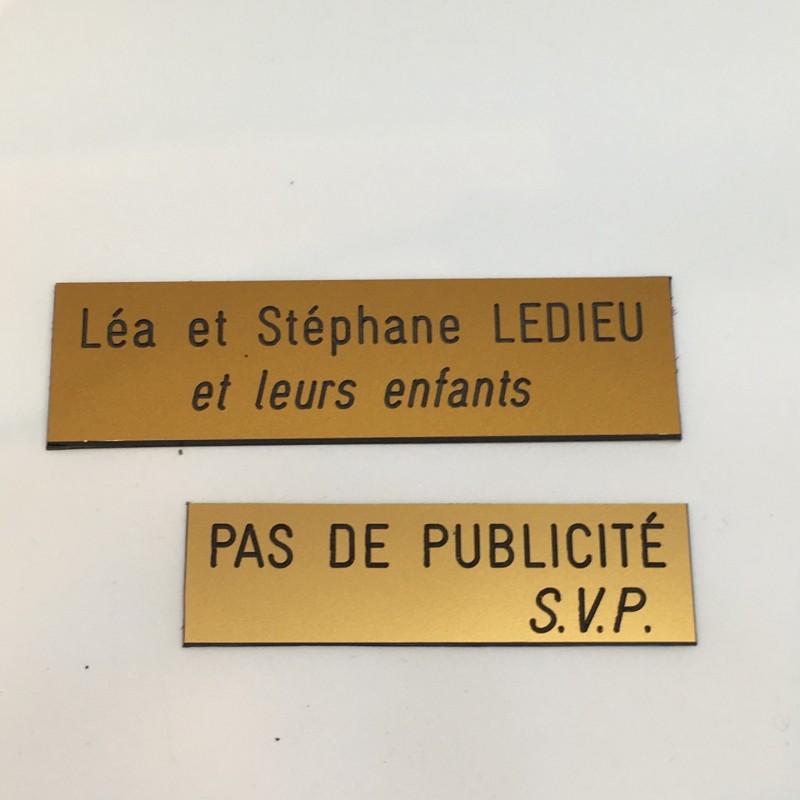 Plaque "PAS DE PUBLICITE - SVP" - Fond or, texte gravé noir