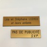 Plaque "PAS DE PUBLICITE - SVP" - Fond or, texte gravé noir
