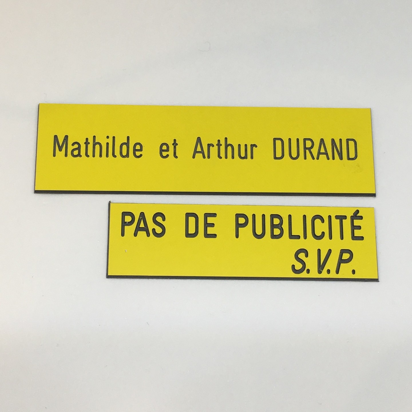 Plaque "PAS DE PUBLICITE - SVP" - Fond jaune, texte gravé noir