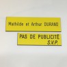 Plaque "PAS DE PUBLICITE - SVP" - Fond jaune, texte gravé noir
