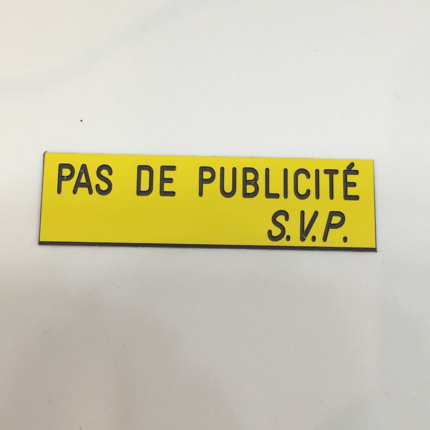 Plaque "PAS DE PUBLICITE - SVP" - Fond jaune, texte gravé noir