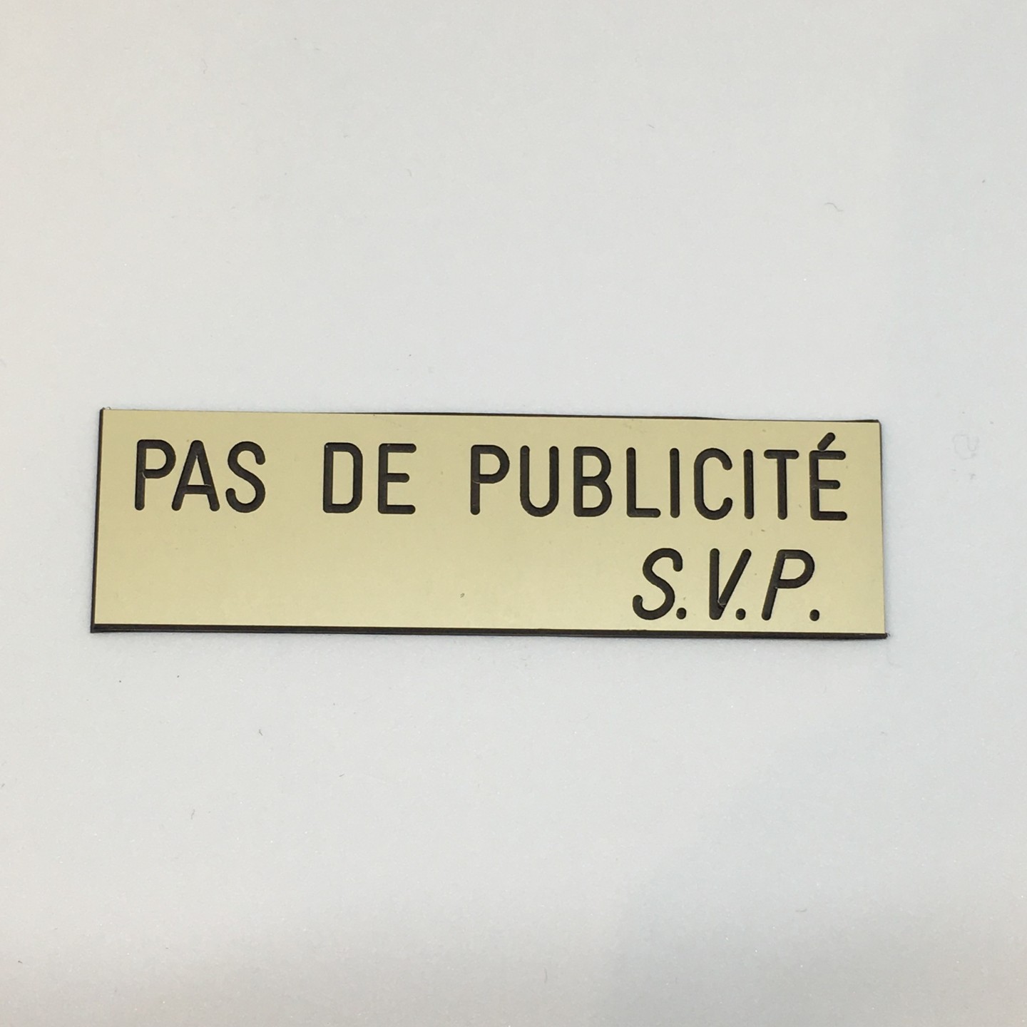 Plaque "PAS DE PUBLICITE - SVP" - Fond beige, texte gravé noir