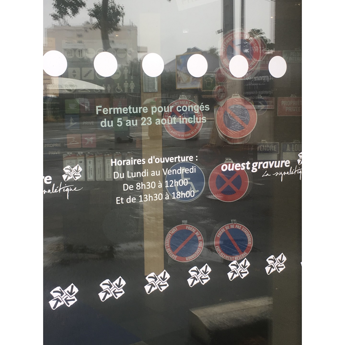 Texte adhésif pour fermeture exceptionnelle