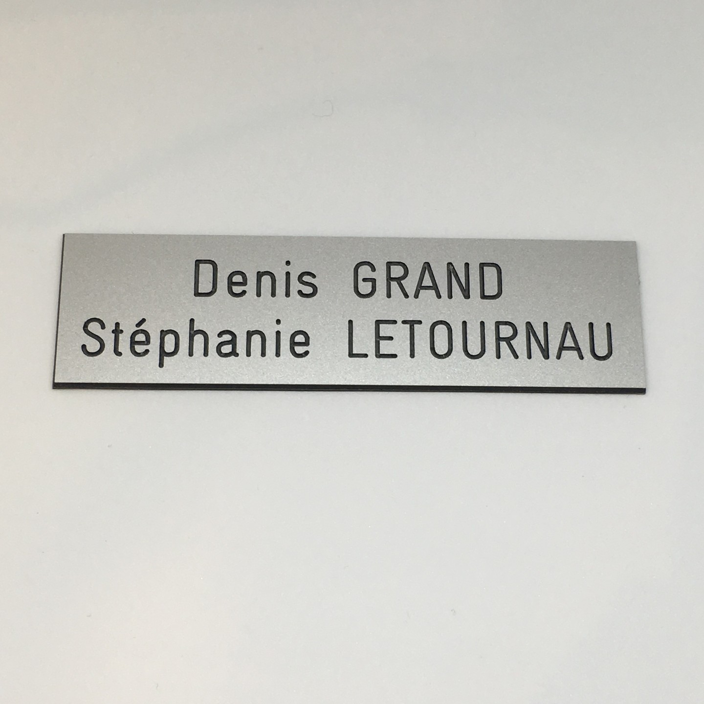 Plaque de boîte aux lettres, fond argent, texte gravé noir