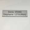 Plaque de boîte aux lettres, fond argent, texte gravé noir