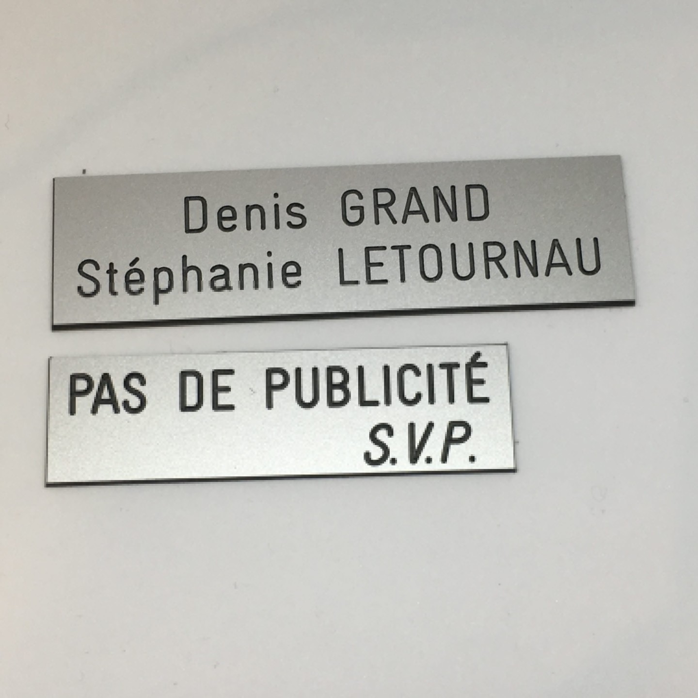 Plaque de boîte aux lettres, fond argent, texte gravé noir