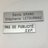 Plaque de boîte aux lettres, fond argent, texte gravé noir