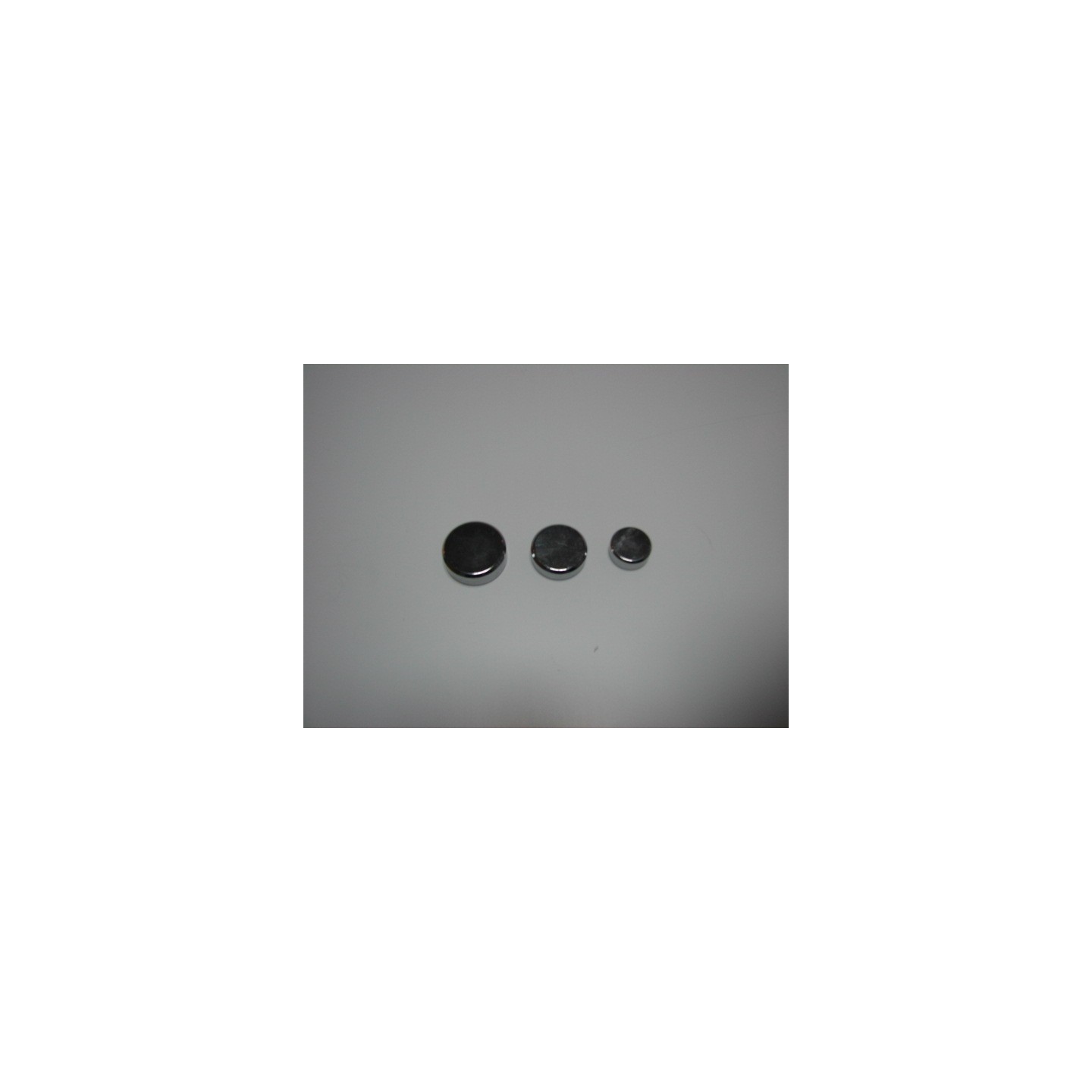 Lot de 4 cache-vis plats en laiton chromé argenté et 4 vis