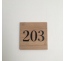 Plaque de porte avec chiffre en relief, en bois