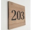 Plaque de porte avec chiffre en relief, en bois