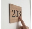 Plaque de porte avec chiffre en relief, en bois