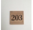 Plaque de porte avec chiffre en relief, en bois